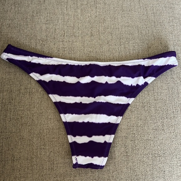 Purple and white bikini - Picture 4 of 6